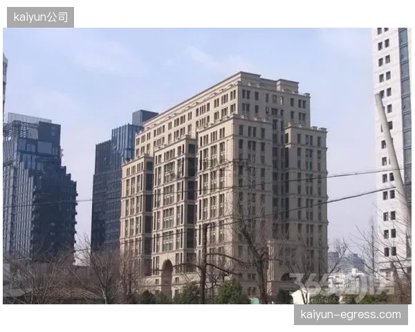 体育园区运营商身兼“房东”与“股东”双重角色，如何平衡租金与股权的利益冲突？